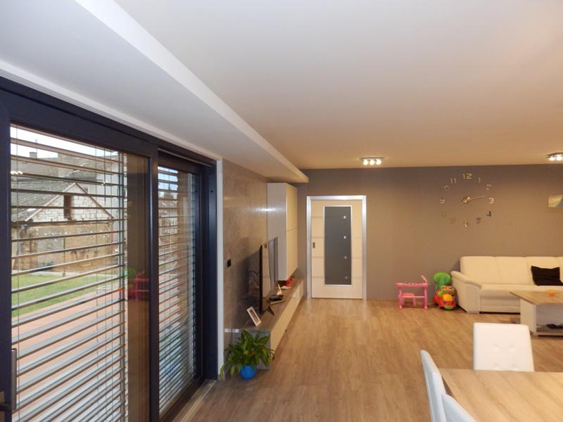 Sádrokartonové podhledy v obývacím pokoji v rodinném domě v Hrádku u Rokycan