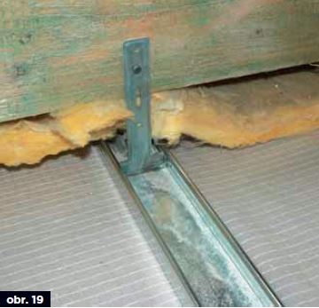 Závěsy připevněné nevhodnými šrouby