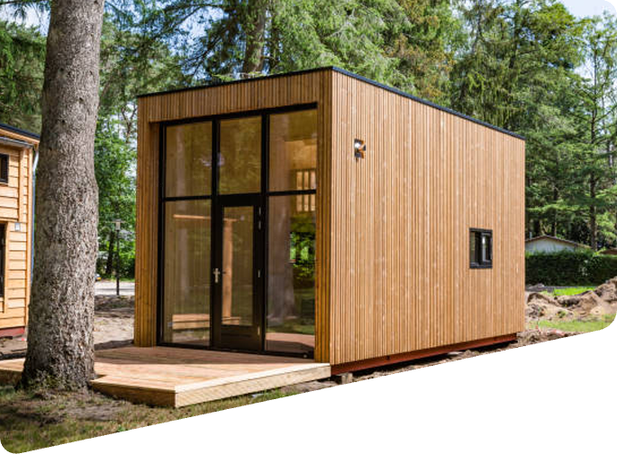 Obrázek na pozadí úvodní sekce - židle a v pozadí okno