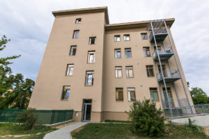 Exteriér bytového domu ve Slaném postavený technologií suché výstavby